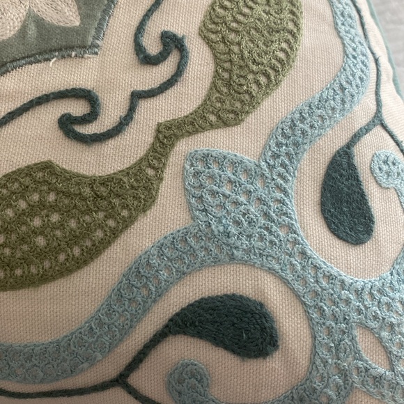 Pier 1 throw pillow - Picture 5 of 6